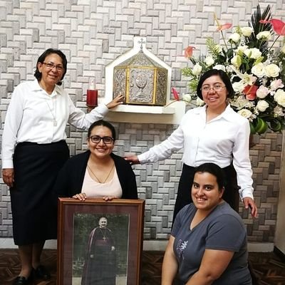Misionera Eucarística Seglar de Nazaret | Consultora y Maestra por vocación | Enamorada de Jesús, Él vive en el Sagrario ¡No dejadlo abandonado!