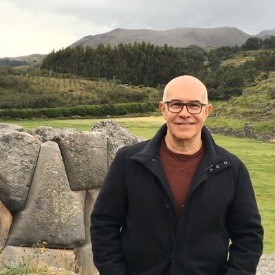 Médico. Pelo amor à literatura tenho um blog em que faço comentários sobre livros e autores. O endereço é https://t.co/naitA4wbdX e ficarei feliz com sua visita