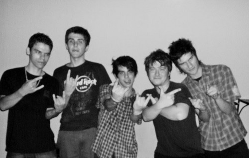 Twitter Banda Avante Roque.. O Rock certo escrito errado! @bdreamers (Baixo) @CaioRoudi & @GiulianoKill (Guitarras) @ZiggyHodniuk (Vocal) @DiGuisilini (Batera)