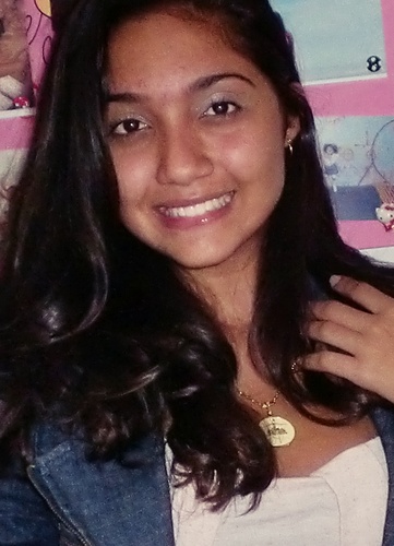 Carioca. Vascaína. Estudante do 3º ano do Ensino Médio. Impulsiva. Irônica. Dou intimidade para poucos. E apaixonada por música.