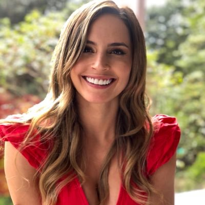 Instagram: CAROARAUJOR -Presentadora de Mañana Express