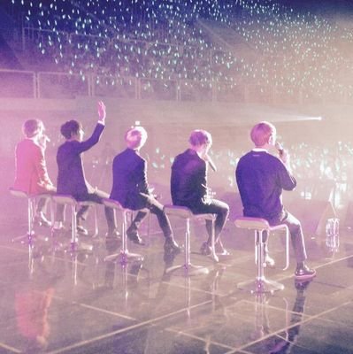 a human being who loves SHINee to the moon & back; kittens & puppies too. This is a SHINee fanpage/fan account with my personal thoughts once in a while.