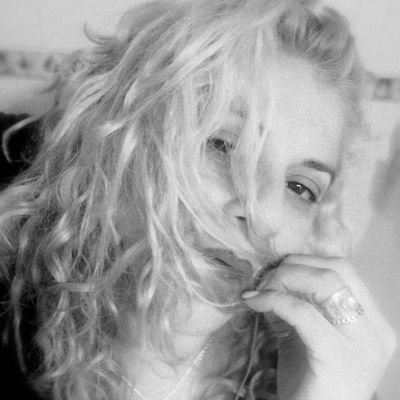 MarielyFlemingM's profile picture. Intensa y apasionada en todas sus formas.
Esposa de uno, madre de dos. Mi ♥ está para el lado izquierdo.