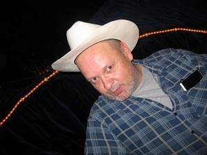 Billmensema's profile picture. 2 Romans: Doem Dada (2008) en Fietsen met Bob Dylan (2009). In het najaar van 2011 verschijnt de derde roman Captain Liefie, ook bij Uitgeverij Passage.