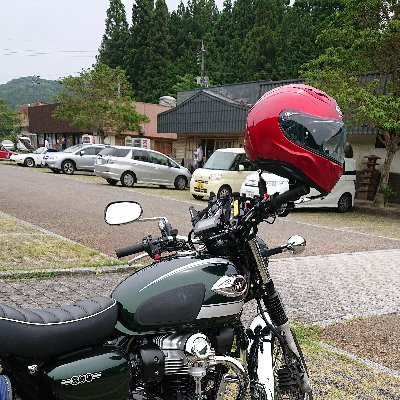 バイク→W800(2020年式・無印)
バーチカルツインエンジンは素晴らしい！
遅いバイクだけど、圧倒的なトルクと音と振動は、唯一無二！
モンハンやバトオペ２もやってまする☺️
W乗り甘味部(部員番号No021)に入ってます！