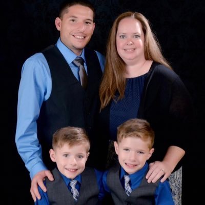 davi78239's profile picture. Go Spurs!! Birds Up!!