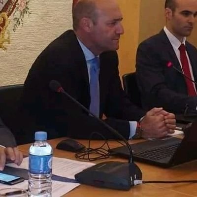 Abogado y Dirección de Empresas. Licenciado en Derecho y Abogado en ejercicio. Martinez-Echevarria Abogados, Navas Cusí Abogados, Strachan Abogados.