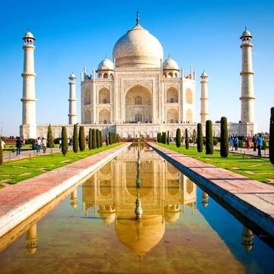 मनुष्य को अपने लक्ष्य में कामयाब होने के लिए
खुद पर विश्वास होना बहुत ज़रूरी है।
“जिसके पास धैर्य है, वह जो चाहे वो पा सकता है”
