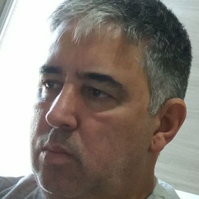 Professor, palestrante, escritor, mímico, servidor público, amante da vida e apaixonado pela minha família.