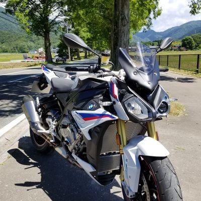 Single Father Life 満喫中😃🚬💨

YAMAHA  YZF-R6  ➡️  BMW  S1000R  に乗り換えました😃✌️

S1000Rに乗ってる人、バイク好きな人と情報交換出来たら嬉しいです😃✌️

無言フォロー大歓迎👏でフォローします😃💡

#S1000R
#マジェスティS