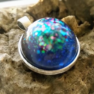 Resin art jewelry - all the glitter and sparkles Facebook @JellybeanResin
Instagram jellybean_resin