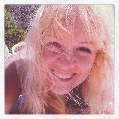 geek, mom, music lover, gamer and earth star.. 
Grand ideas of saving the world (still no superhero costume though)