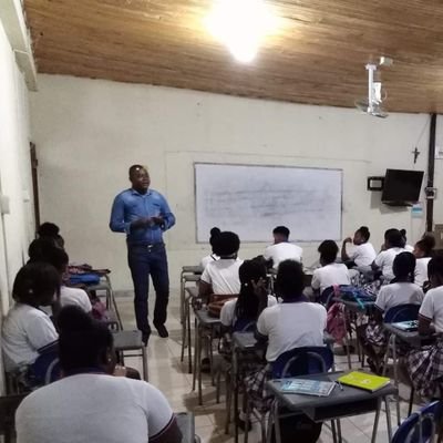 profesional en trabajo Social, técnico, le gusta la política, siempre está investigando el comportamiento del hombre.