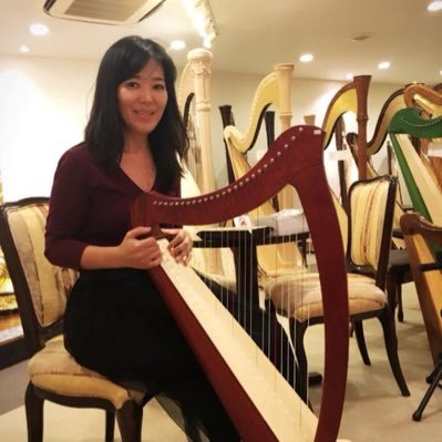 ハープがもっと身近な楽器になり多くの人が音楽のある人生を楽しめる未来を描いています。楽譜が苦手でも弾けるようになるコード奏法レッスンしています。International Harp Therapy Program修了。Certified Therapeutic Harp practitioner ホーチミン🇻🇳在住