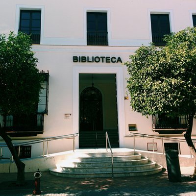 La Biblioteca Pública de Utrera (Sevilla) reúne a los amantes de la lectura, el cine, la música, internet y sobre todo a los enamorados de las bibliotecas.