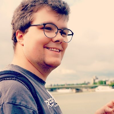 Ist paranoid und tendenziell größenwahnsinnig | kleiner Nerd, großes Spielkind | Hat immer noch zu viele Webseiten | Vermisst