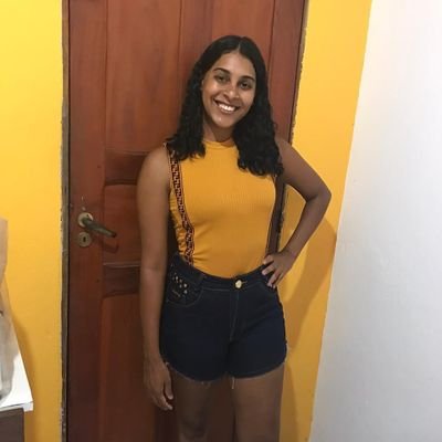 Não importa se nem todos concordam; eu não vivo para fazer felizes a todos, eu quero é ser feliz com os poucos que gostam de mim.🌻👊🏿