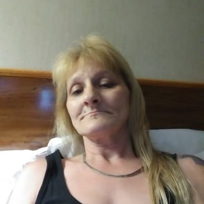 I'm single just a lay back country girl who loves her family. and kind hearted but don't play with jokes