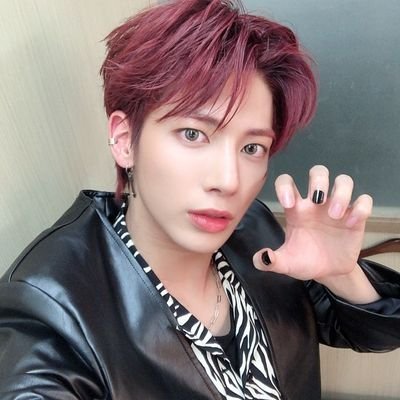 TXT BTS SKZ NCT SF9 💜                                  
J'suis une bébé kpop Stan 🥺