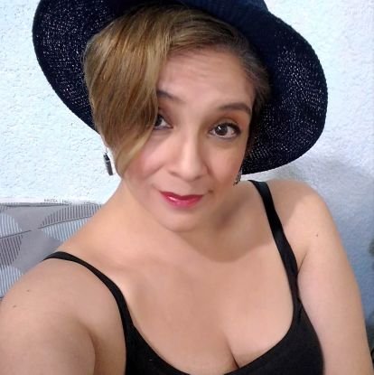 Alegre por vocacion, enamorada de la vida. Convencida de que lo importante no es tener sino compartir.