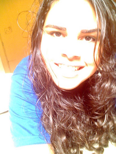 Escovando meu cabelo pareço perfeita? esqueci o q fazer para se encaixar no molde, quanto mais eu tento, menos isso funciona pq tudo dentro de mim grita NÃO!