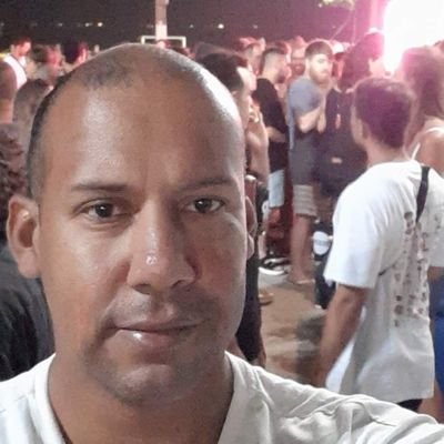 Sou inteligente, curioso, gosto de aprender, gosto de novidades, tenho a mente aberta e o principal, sou bem humorado.