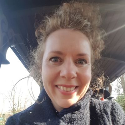 Radio 2 en 5: Het Oor Wil Ook Wat, Volgspot en Adres Onbekend.
Is heul veel op de hei, bakt goddelijke madeleines en leest graag voor.