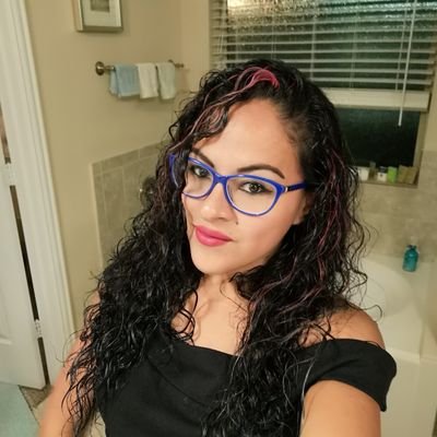 Iniciando desde cero, eliminaron mi cuenta pasada 😢.
Sarcástica, 🖤, humor negro, twiteo luego pienso 🤷🏽♀️