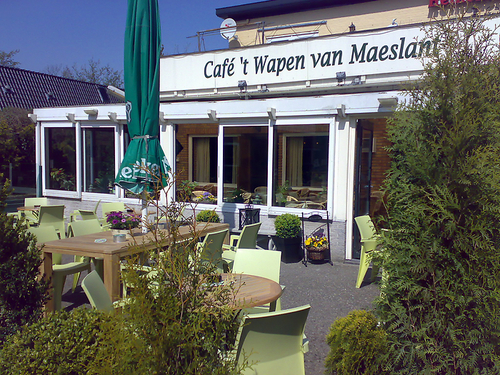 Café 't Wapen van Maeslant is dé kroeg van Maasland. Leuke gasten, goede sfeer en klantvriendelijke bediening.