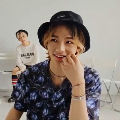 #방찬: ''ˢᵗʳᵃʸ ᵏⁱᵈˢ ⁱˢ ᵃˡʷᵃʸˢ ʰᵉʳᵉ ᶠᵒʳ ʸᵒᵘ ᵃⁿᵈ ⁱ'ᵐ ʰᵉʳᵉ ᶠᵒʳ ʸᵒᵘ ᵗᵒᵒ ˢᵒ ⁿᵒ ʷᵒʳʳⁱᵉˢ. ⁱᶠ ʸᵒᵘ ʷᵃⁿⁿᵃ ᶠᵉᵉˡ ᵍᵒᵒᵈ, ᶜᵒᵐᵉ ʰᵉʳᵉ''