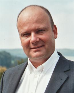Physiker, Unternehmensgründer,Softwareentwickler und IT-Manager. Projekte an Forschungseinrichtungen in den USA, der ehemaligen UdSSR und Südamerika.