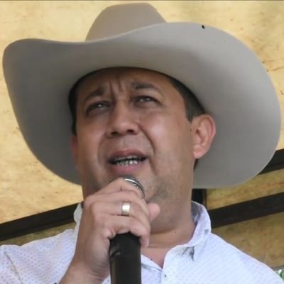 Abogado, Esp. Gob y Gestión Del Desarrollo Regional y Mpal.
Dos veces Concejal. Diputado de la Asamblea Departamental de Arauca. Secretario de Gobierno Dptal.