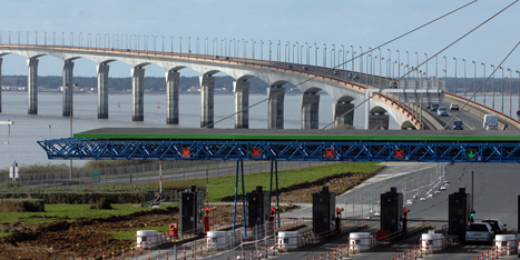 Les citoyens Charentais-maritimes surtout les Rochelais réclament que la loi soit appliquée au Pont de l'Ile de Ré pour un tarif préférentiel de l’éco-péage.