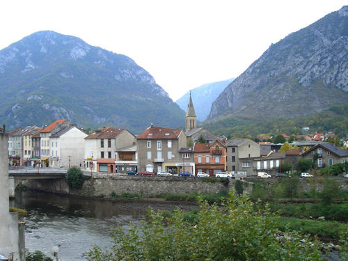 Au cœur Ariège Pyrénéennes rte Andorre,ancien relais postal,25 chambres 110+terrasse sur Ariège restaurant.Chaleureux, convivial, familial,groupes, seminaires.