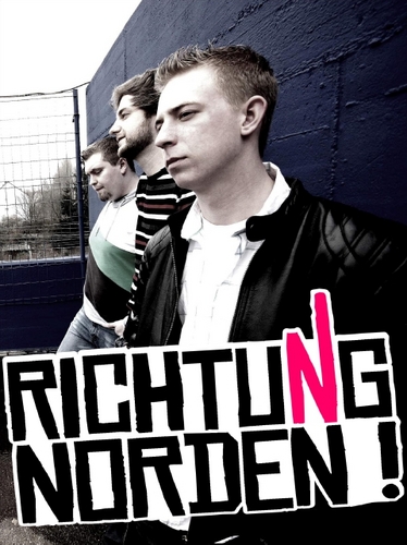 Richtung Norden sind Stefan Deickert (Gesang, Gitarre), André Becker (Bass), Tobias Pechstädt (Schlagzeug). Deutschsprachiger Pop-Punk-Rock aus NRW.
