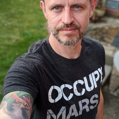 Monkey butler, photographer, music worshipper, film lover, sci-fi geek and general nerd. Into art, science, astronomy, food, history & culture. And beer.
