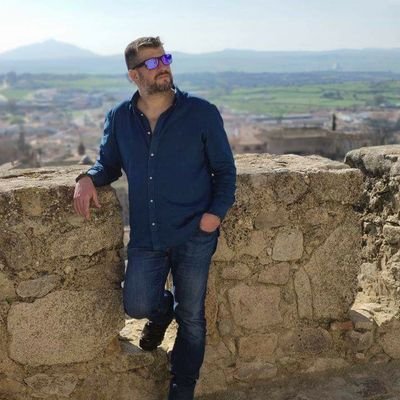 Eterno hambriento, crítico sin placer ni fuerza, hombre estoico, y que se queda ciego con el polvo de los libros y con las erratas de imprenta.