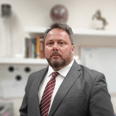 Advogado no Brasil e em Portugal, empresário e mestrando em Direito e Pratica Forense na FDUL.