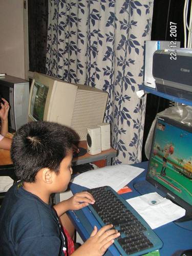 Dont judge someone from their twitter account - @PevPearce

anak smp biasa yang hidup di jakarta yg penuh dengan kemacetan