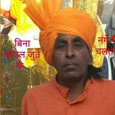 नंगे पैर (बिना चप्पल जुते के )चलते है,बाह्मण पुजारी मन्दिर के प्रचारक