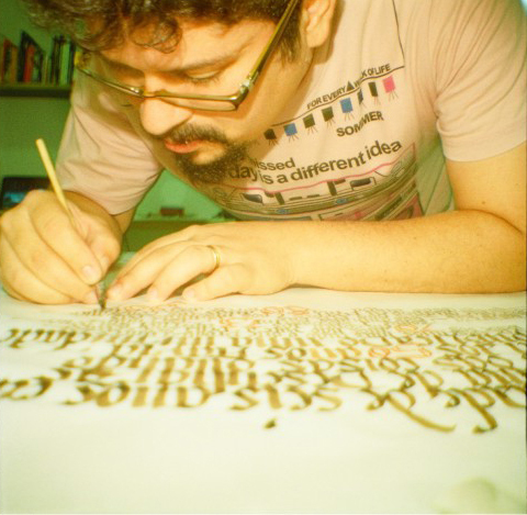 tipoforme's profile picture. É designer gráfico e vive fazendo caligrafias em sketchbooks!