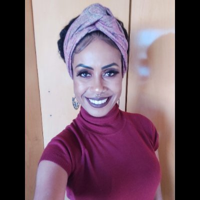 LuadaLuaa's profile picture. Cantora, Mãe da Anna Carolina, doida, engraçada, feminista, umbandista, leonina, anti racista e anti fascista! 
E mais uns tempero aí... 🔥💃🏾✊🏾
#EleNão