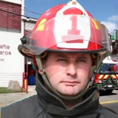 Ingeniero en Prevención de Riesgos, Técnico en Enfermería N.S., Phtls Naem USA. Hazmat Operator TTCI USA. Instructor de Bomberos.