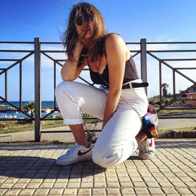 Beailesoloio's profile picture. Gli esseri umani sono angeli con una sola ala,possono volare solo restando abbracciati .