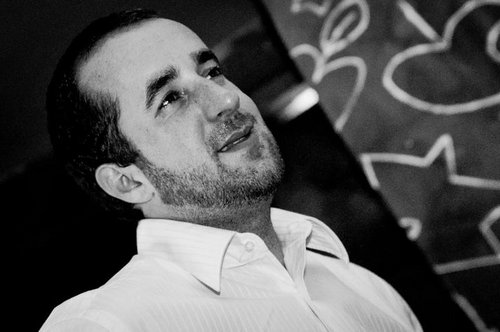 AlexandreMorais's profile picture. Tenho grandes euforias
Amo e odeio apaixonadamente
Uma vida intensa difícil saborosa
Acho a vida uma grande aventura
Espero que os idiotas me compreendam!