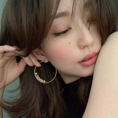 花 エマちゃん Emaaarion さんが おでこを出したほうがモテる というようなことをおっしゃっていて ずっと所謂アイドル前髪だったけど 自粛中に前髪を伸ばしておでこが出る 髪型にしてみたら 本当に男性ウケが良くなった おでこが広いのコンプレックス