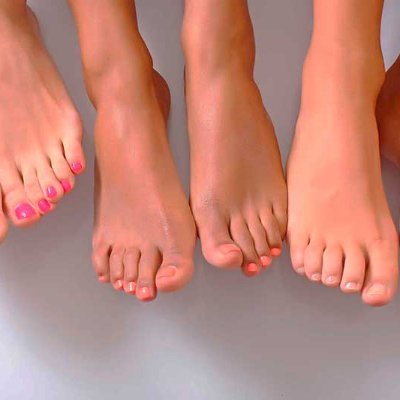 I sell photos of my feet / Se venden fotos amateur de pies personalizadas, todo tipo de mujeres jóvenes y de color de piel.