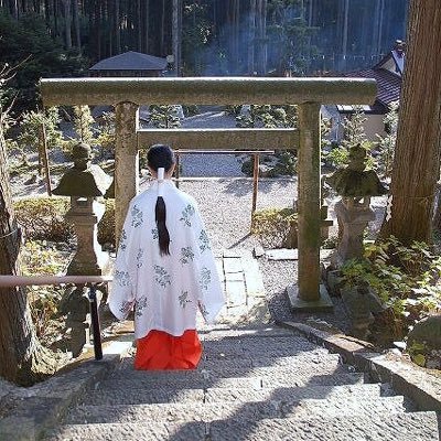 日光市大室に鎮座する、厄除、病気平癒の神社です。 境内に注ぐご神水は厄や病を祓う湧水です。