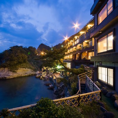 静岡県西 伊豆 堂ヶ島温泉の海辺の断崖に建つ和風温泉旅館。野趣たっぷりの波打ち際露天風呂が人気。