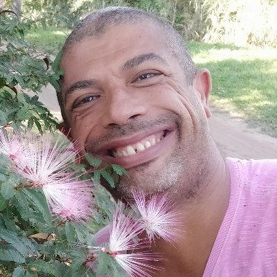 Jornalista, poeta & caxambuzeiro. Preto, carioca da gema.
Suburbano de Irajá e há anos no ancestral morro do Salgueiro, Tijuca.
Viver tem sido tecido. ✊🏿